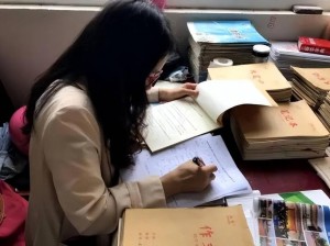 女孩双手双脚被反绑作文批改：专业教师一对一辅导，提升写作能力